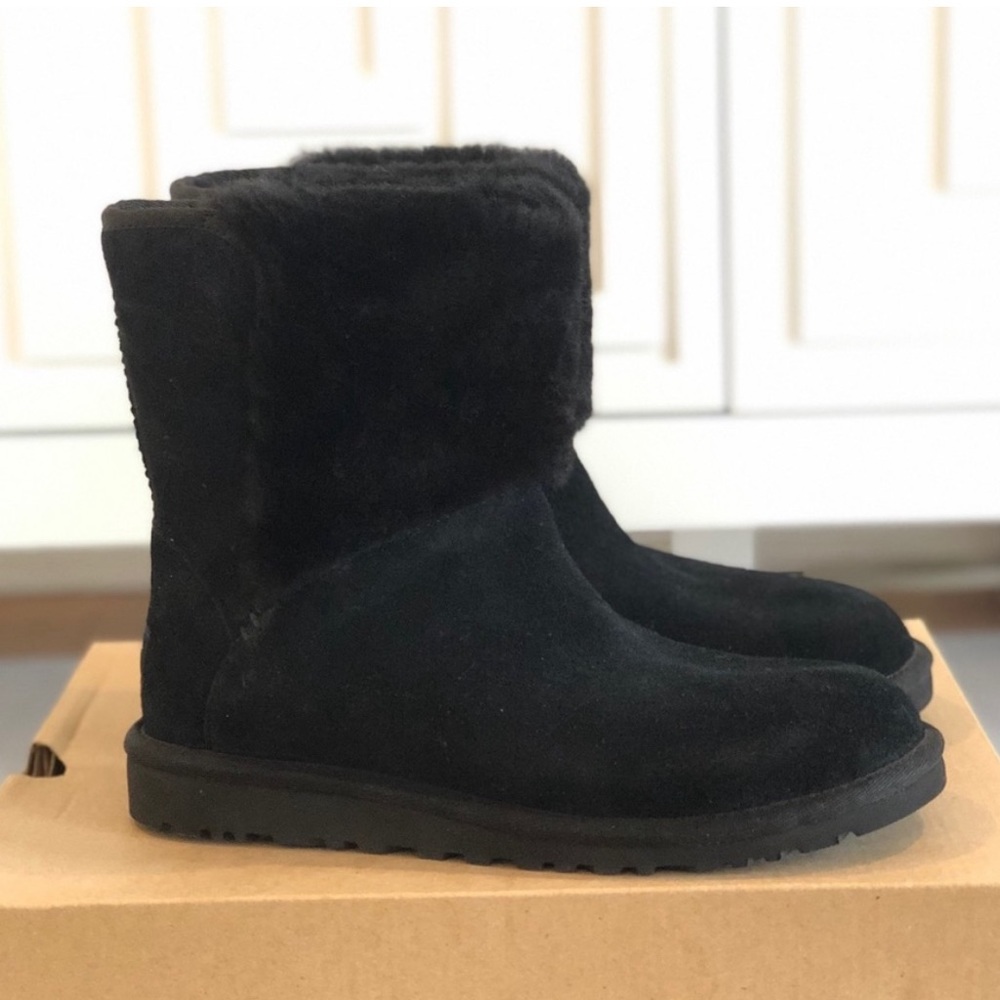 UGG Caitlin boots- like new, excellent condition
